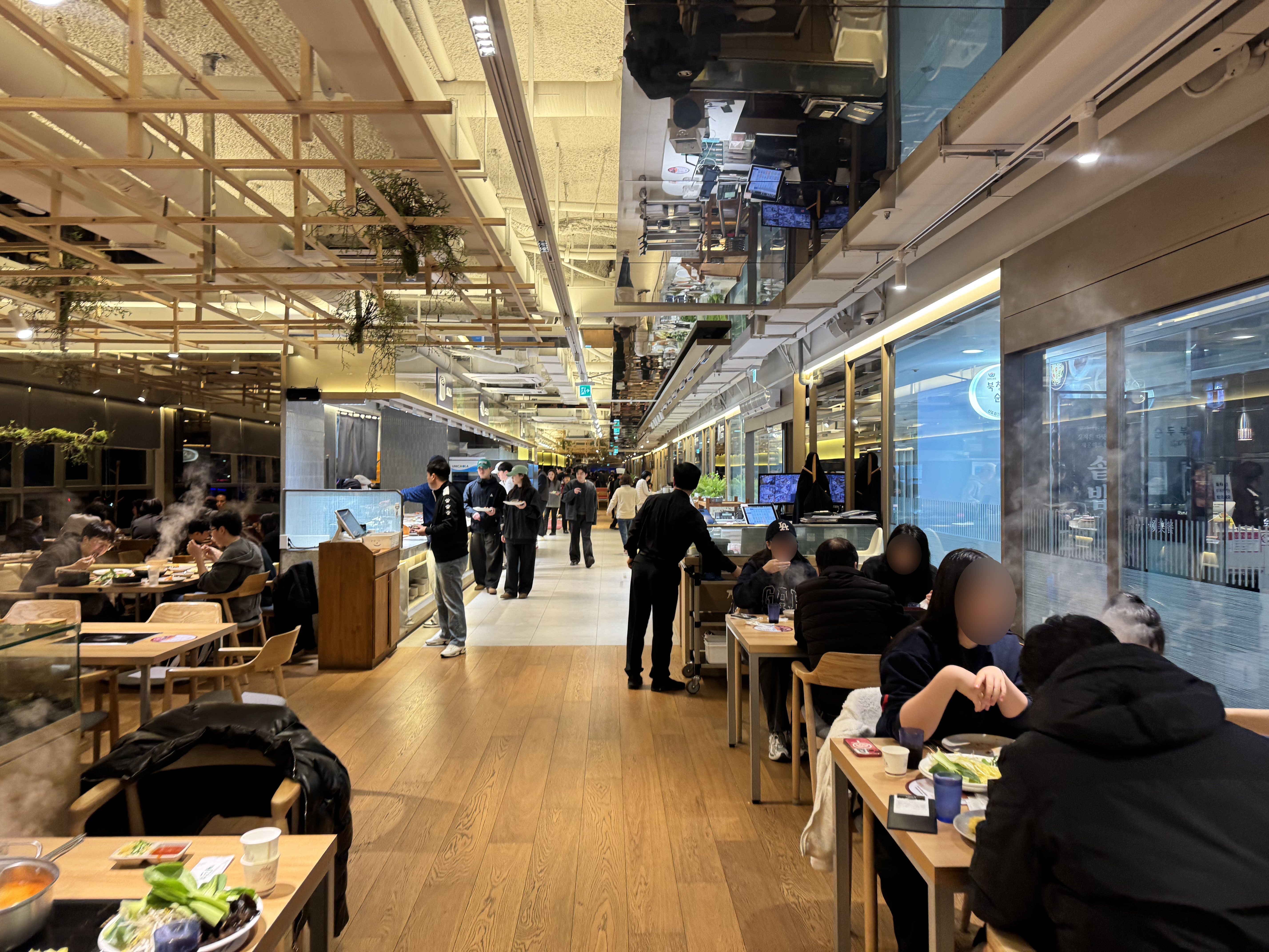 Interior of Barmisushi Shabu Shindorim