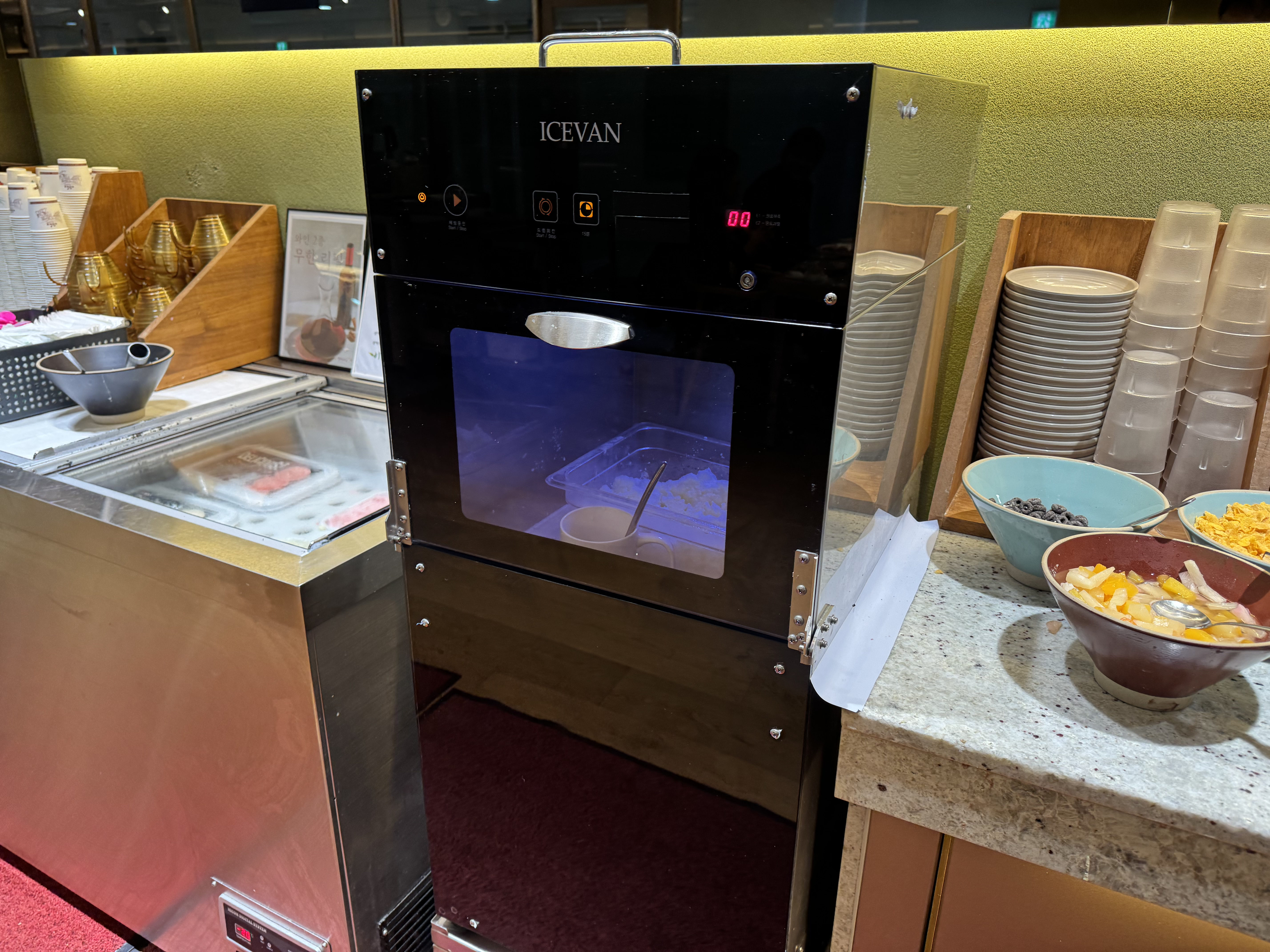 Carbonated drink dispenser and ice