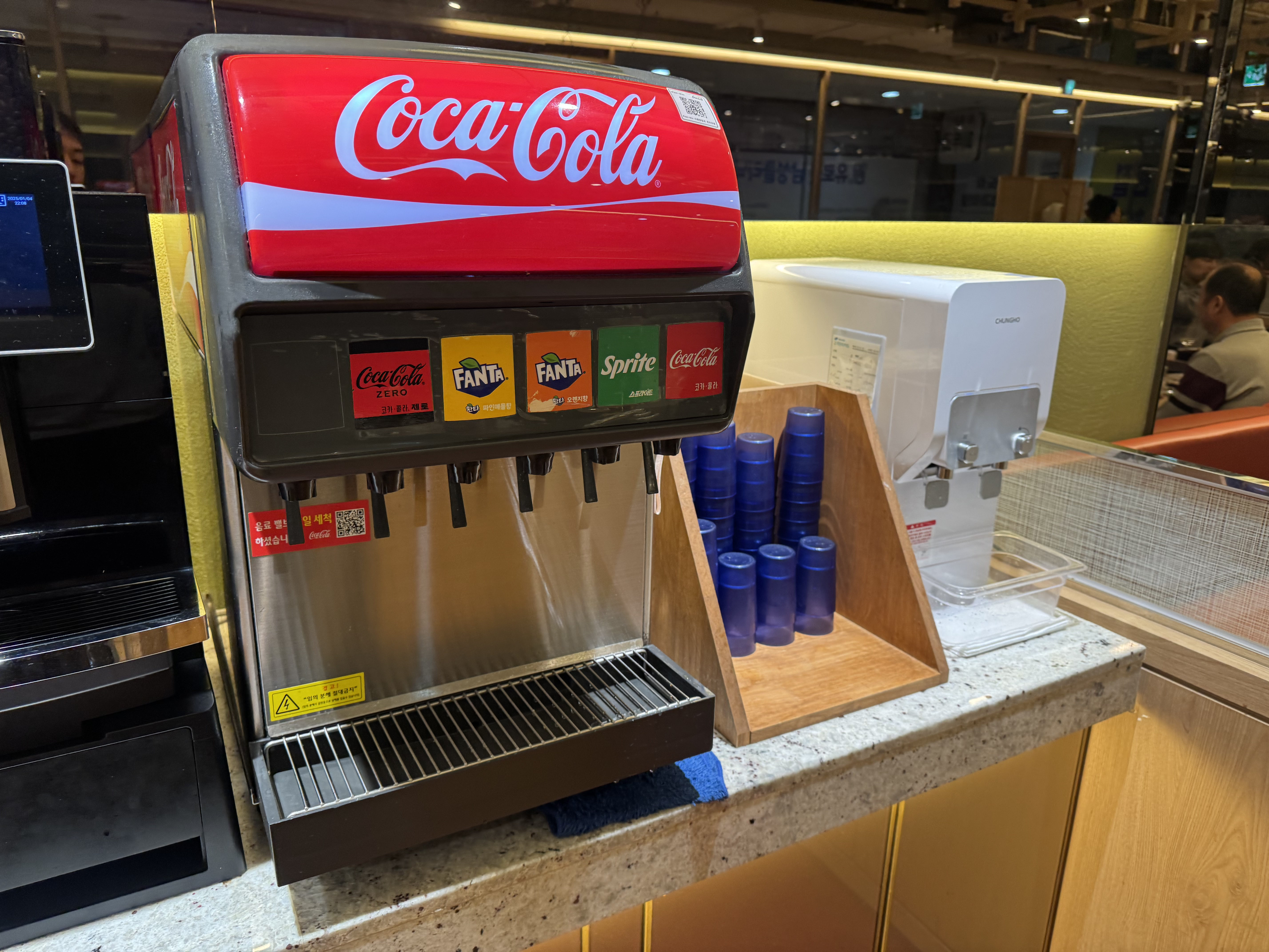 Carbonated drink dispenser