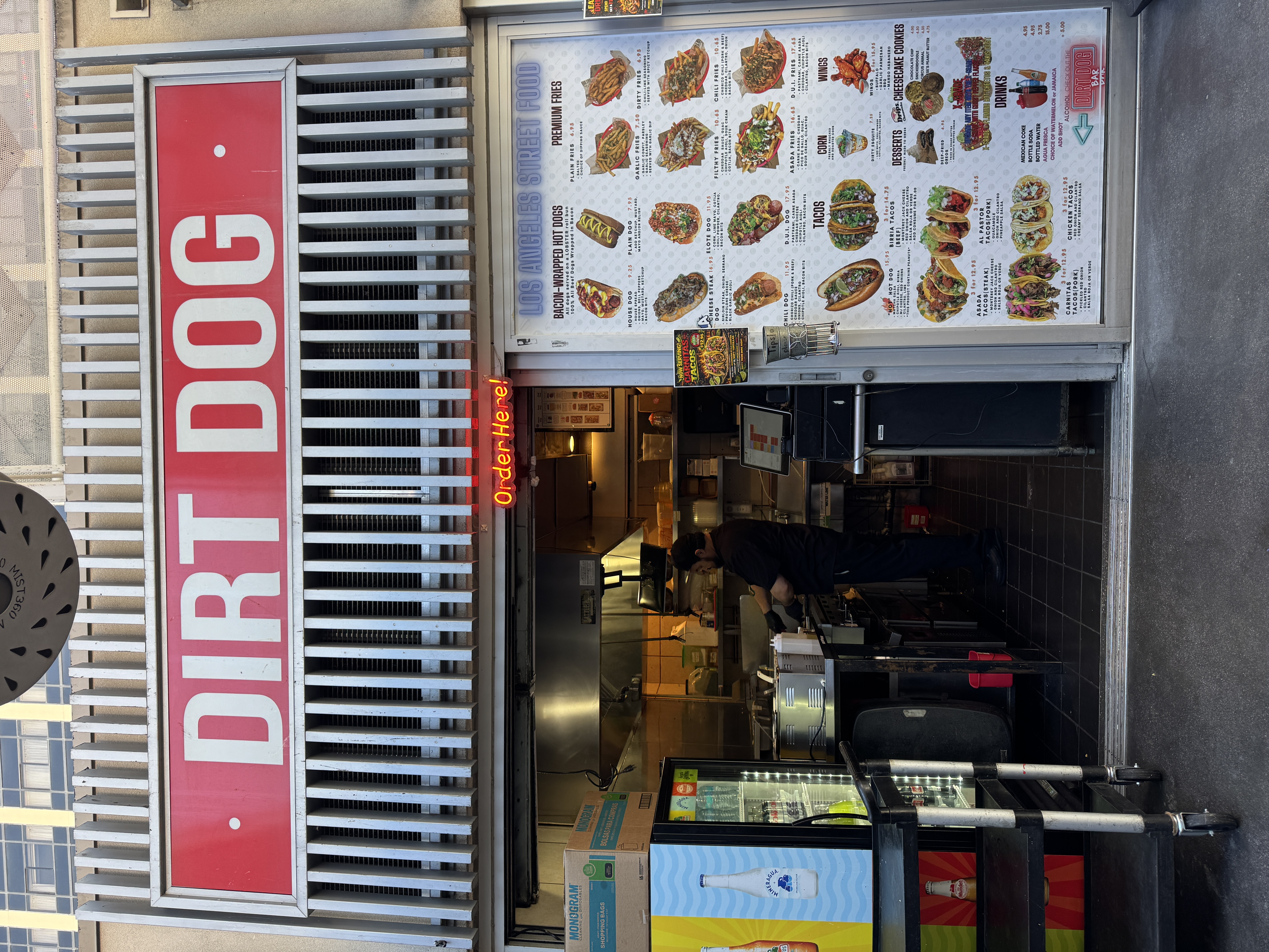 Dirt Dog 매장 입구와 메뉴