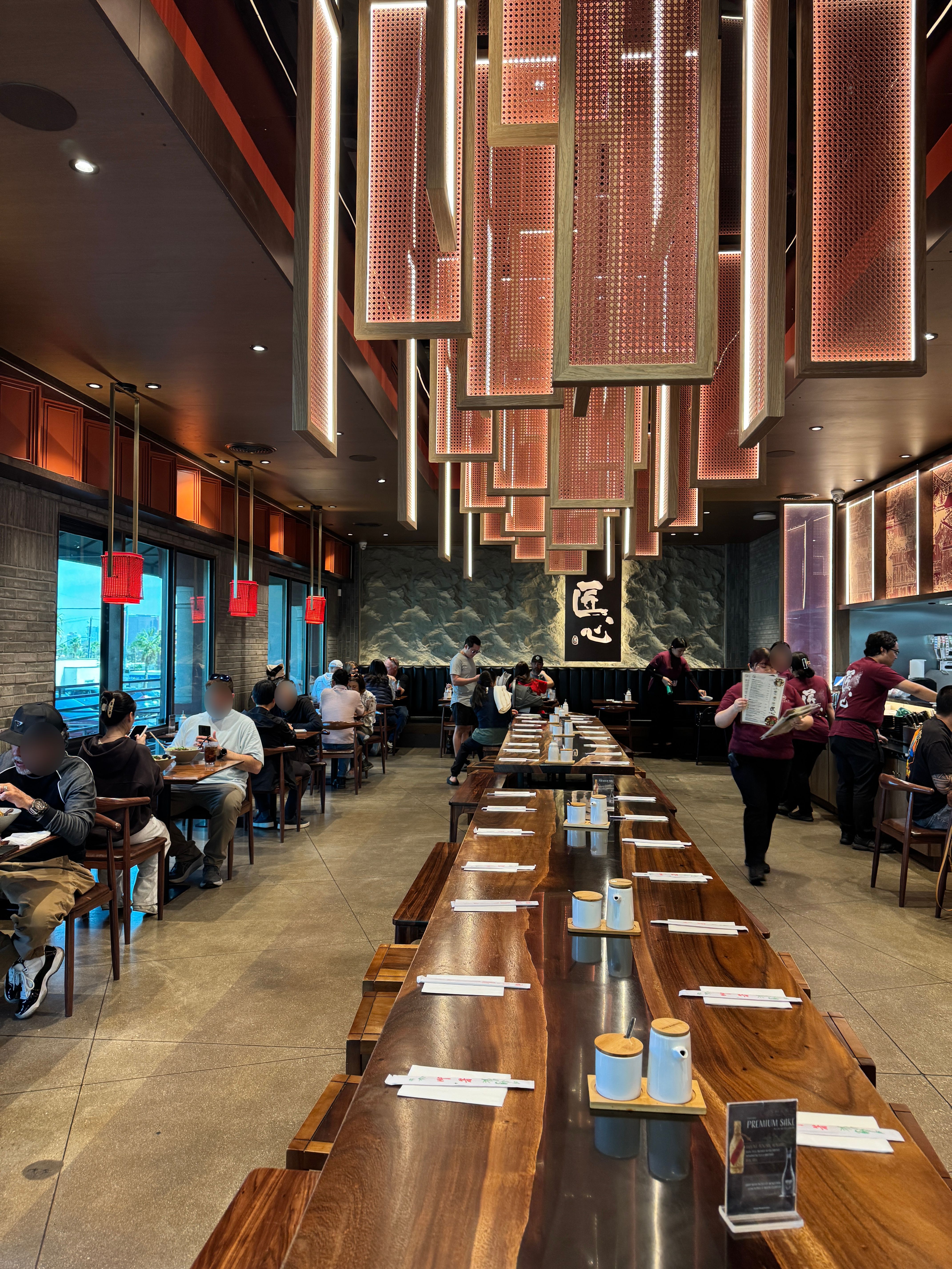 Shang Artisan Noodle 내부 조명