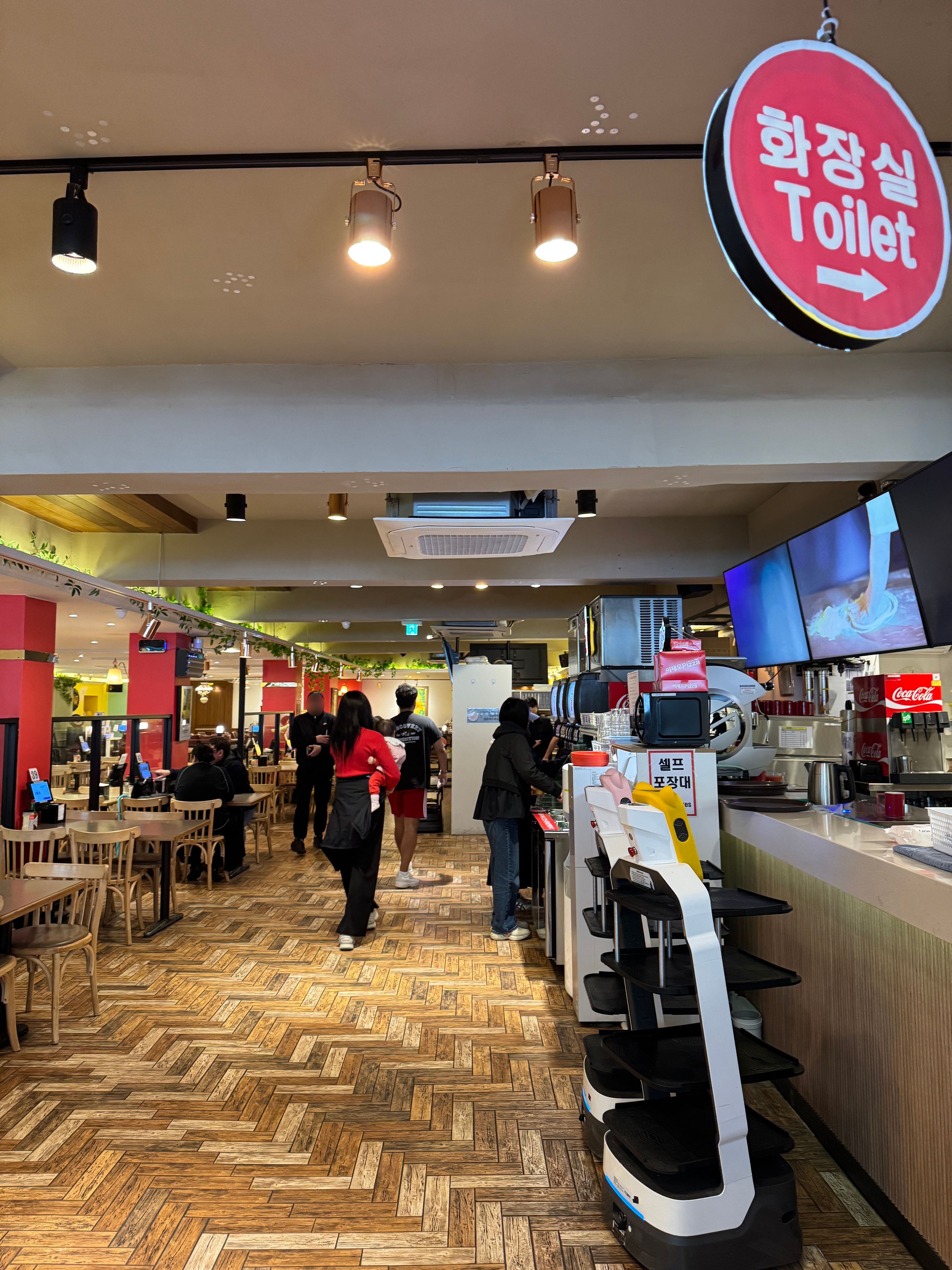 이재모피자 본점 홀 내부