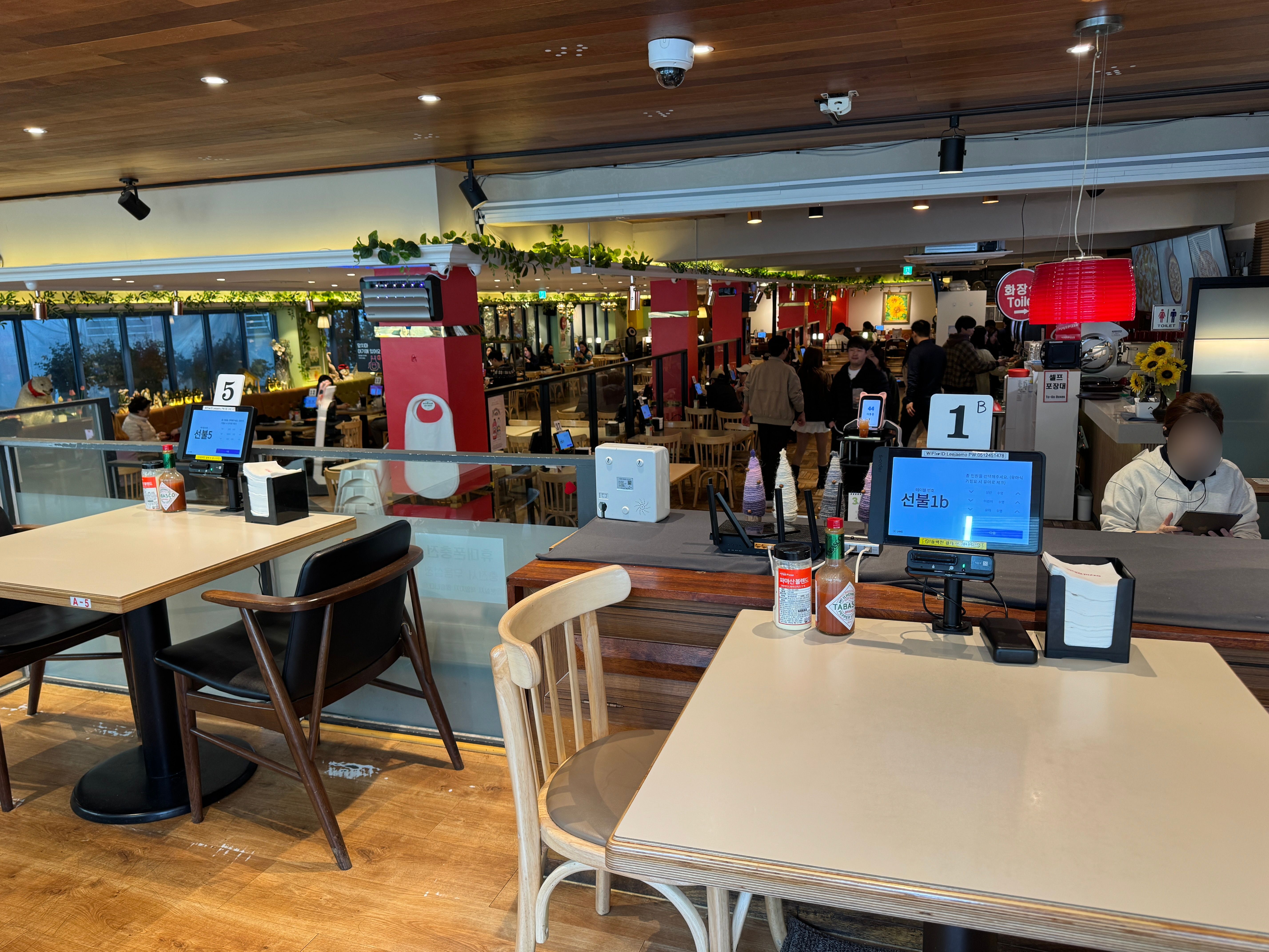 매장 내부 전경