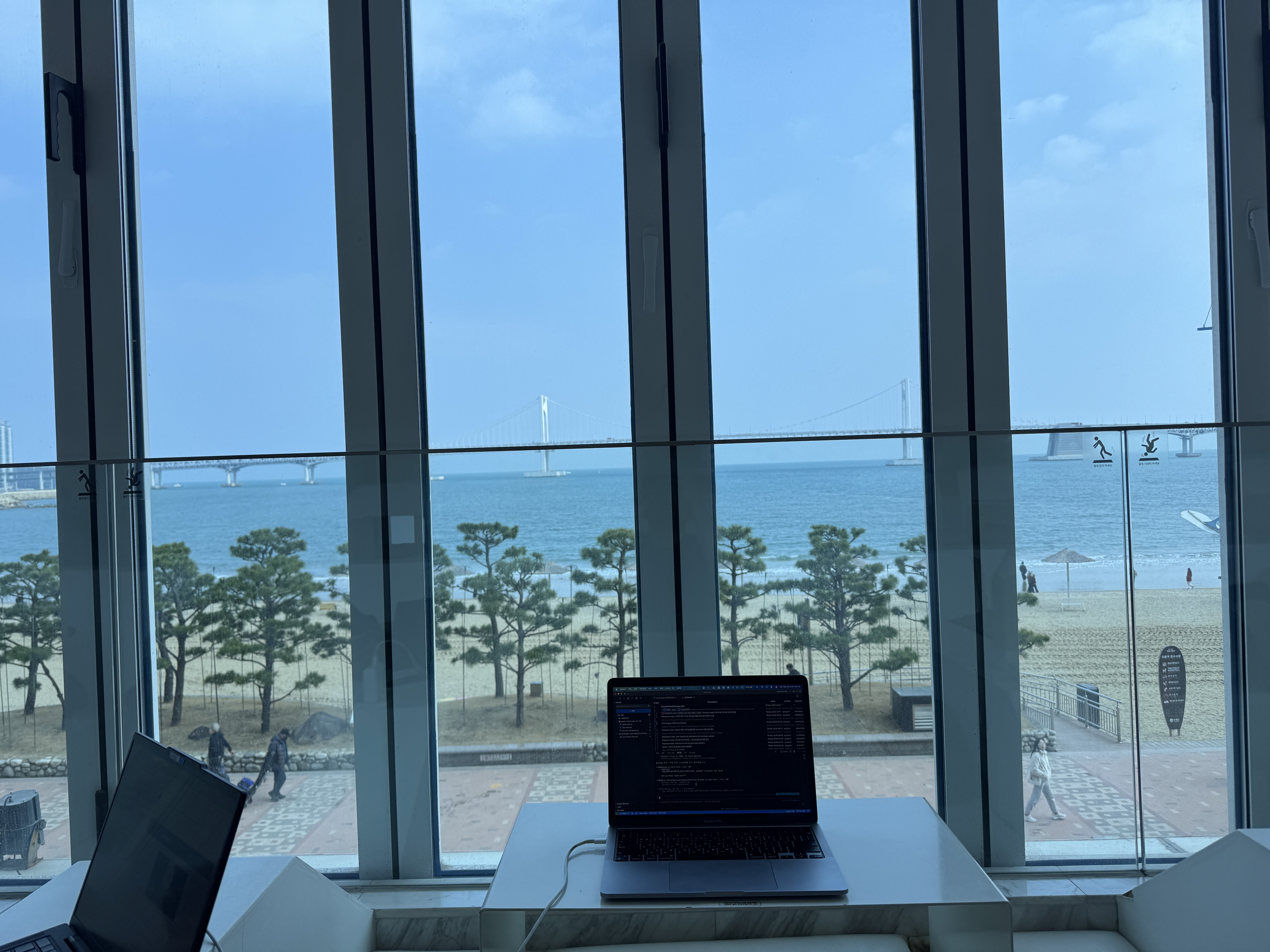 바다가 보이는 창가 좌석