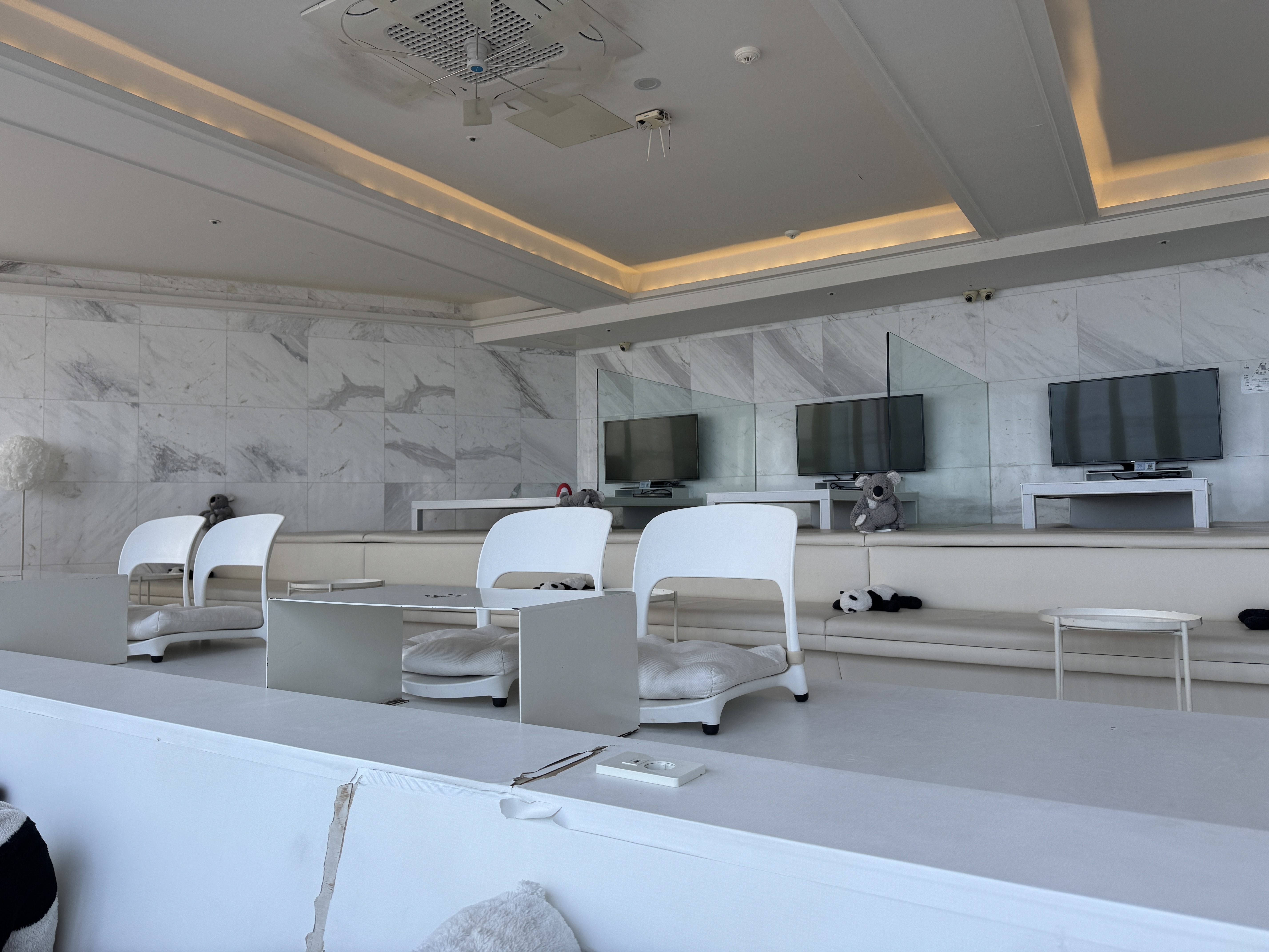 깔끔한 인테리어의 매장 내부