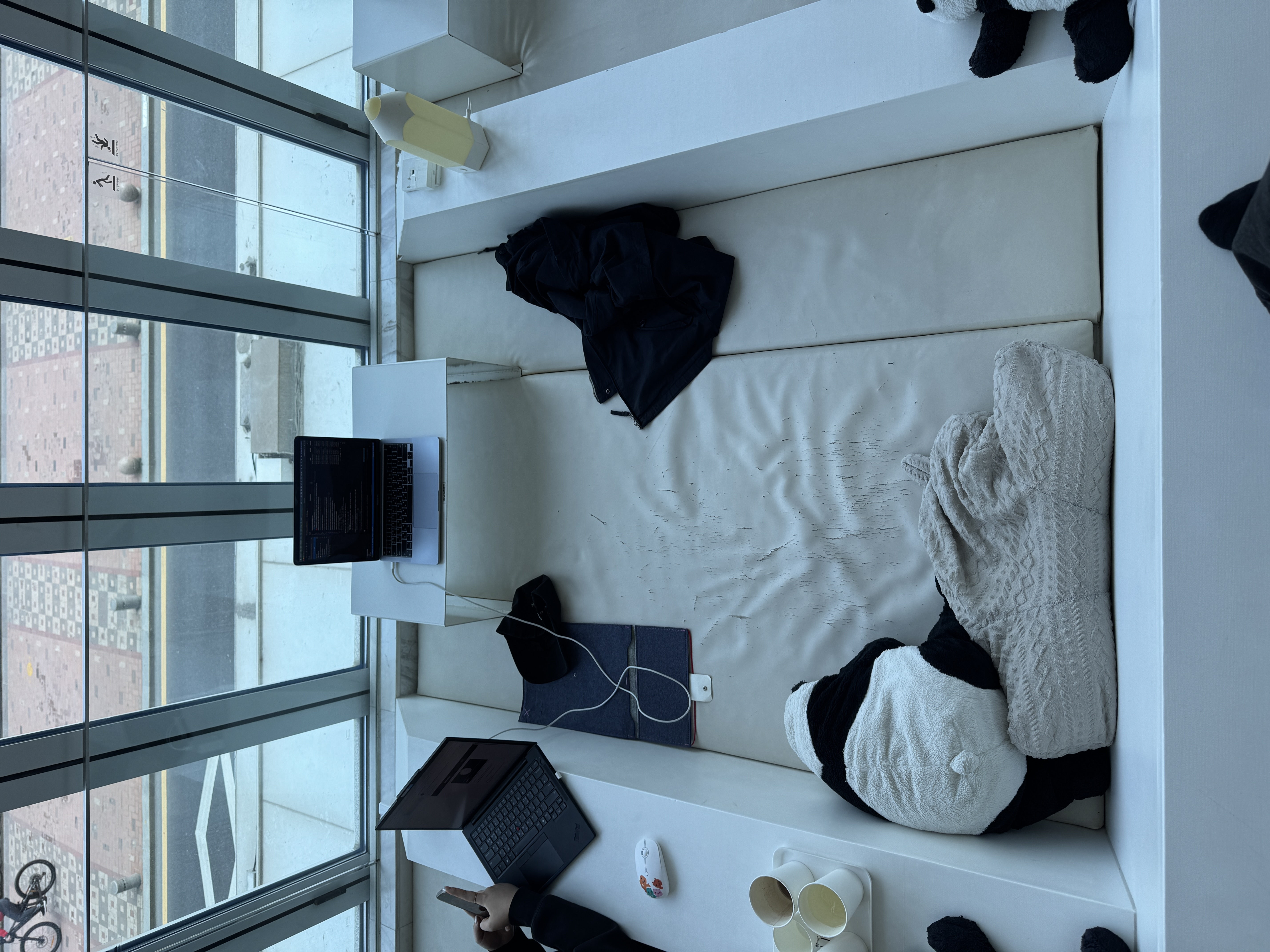 개인 좌석과 노트북