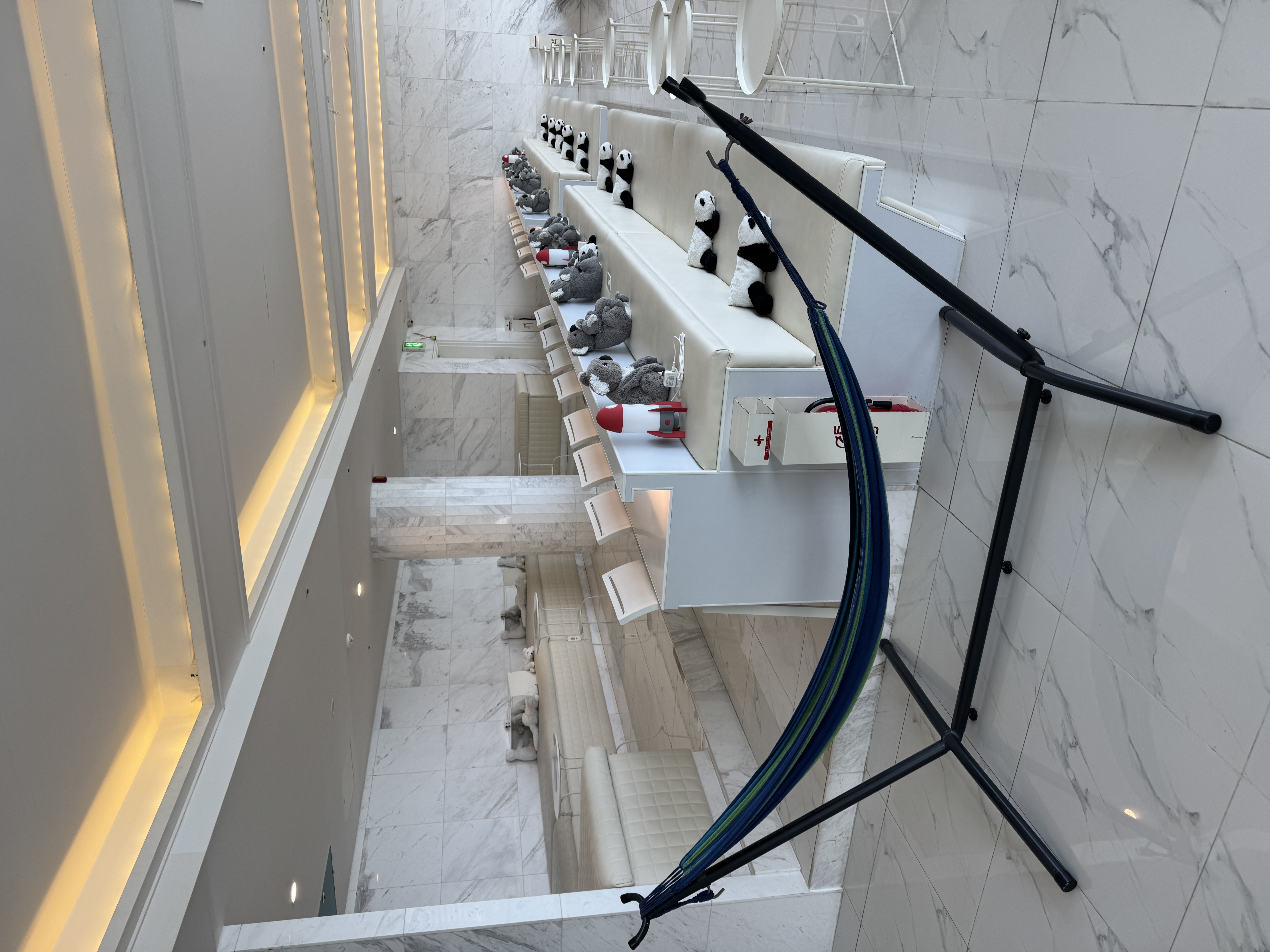 해먹과 인형이 있는 내부