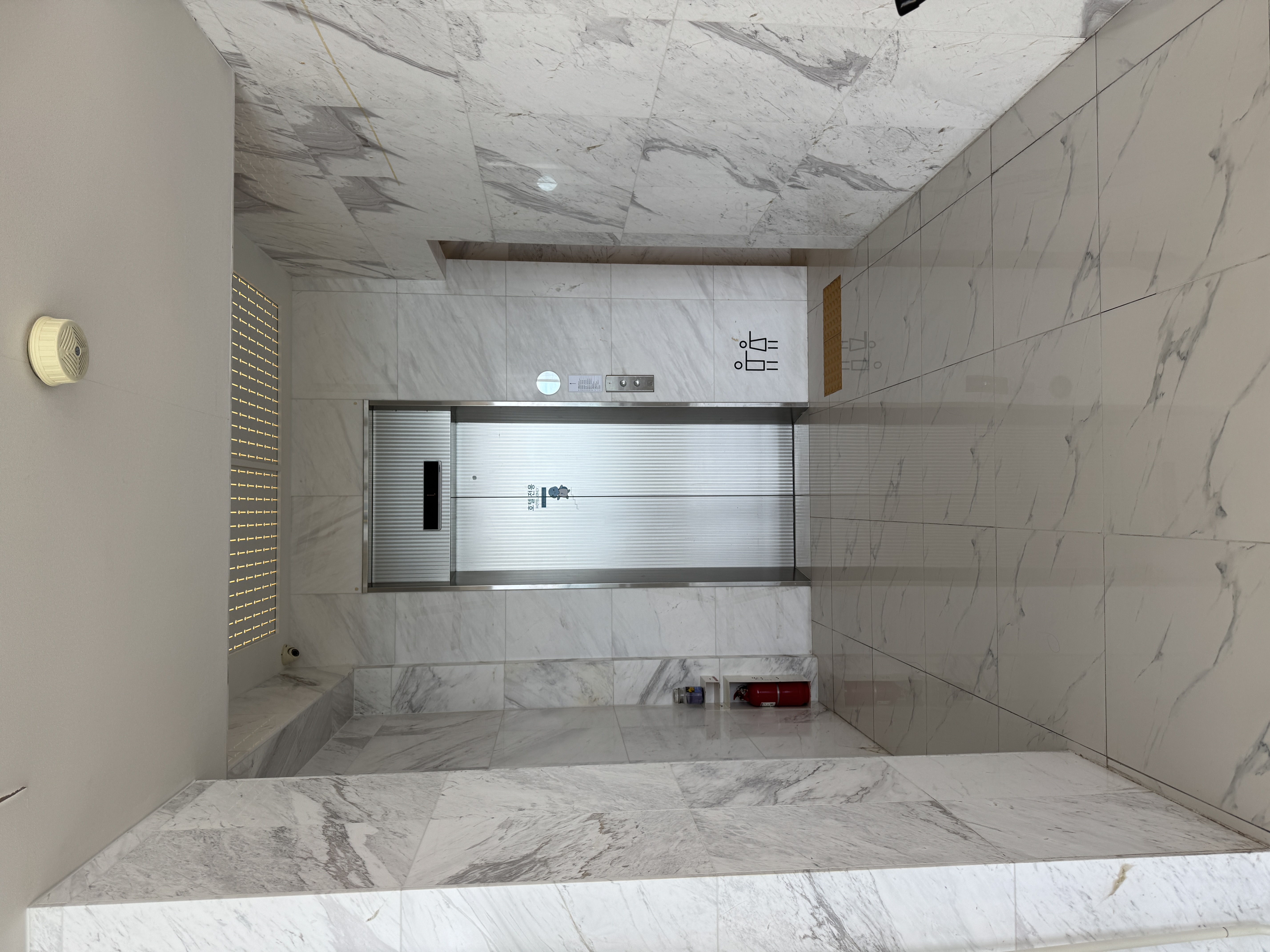 엘리베이터 입구 복도