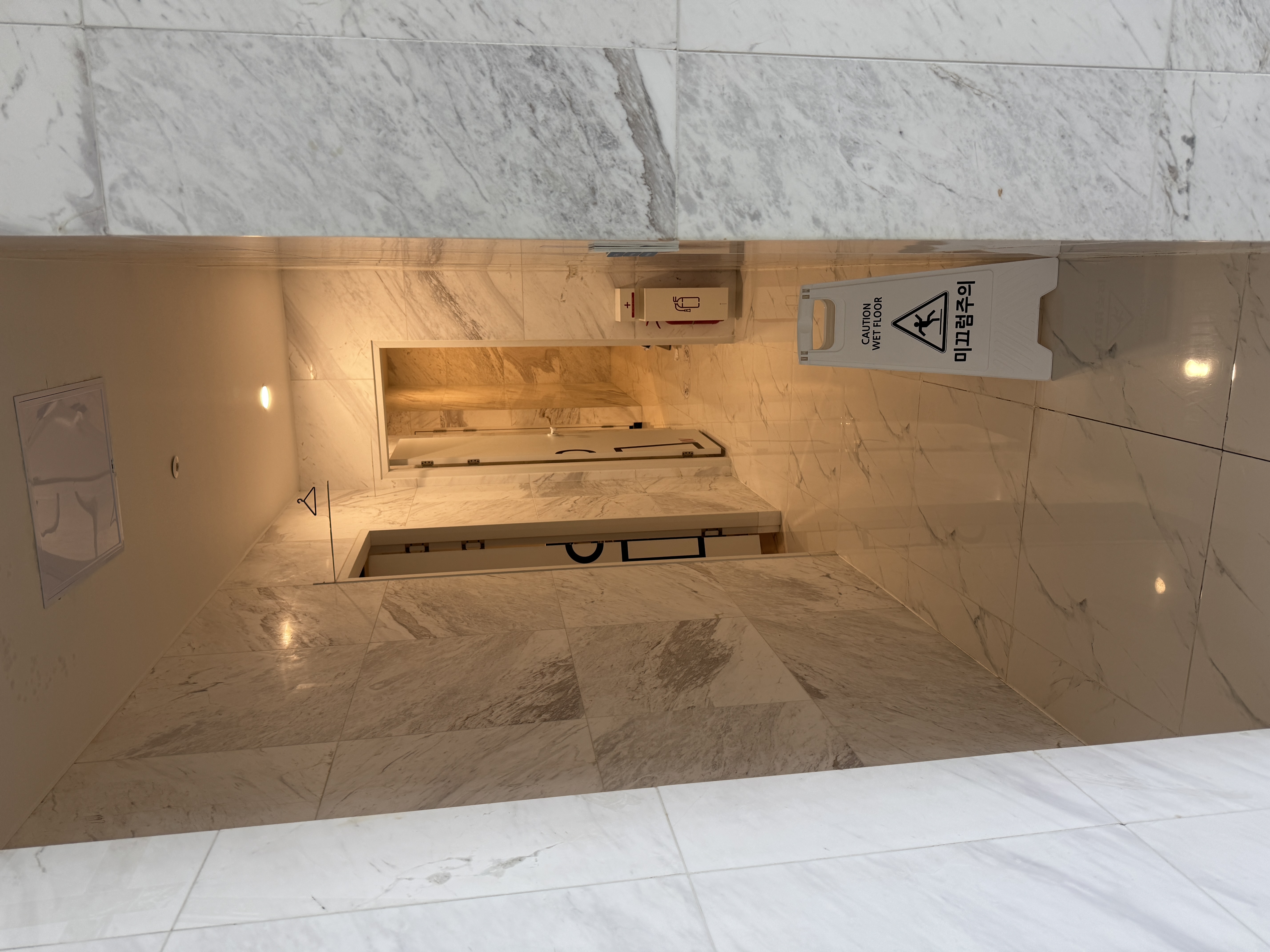 화장실 입구와 주의 표지판