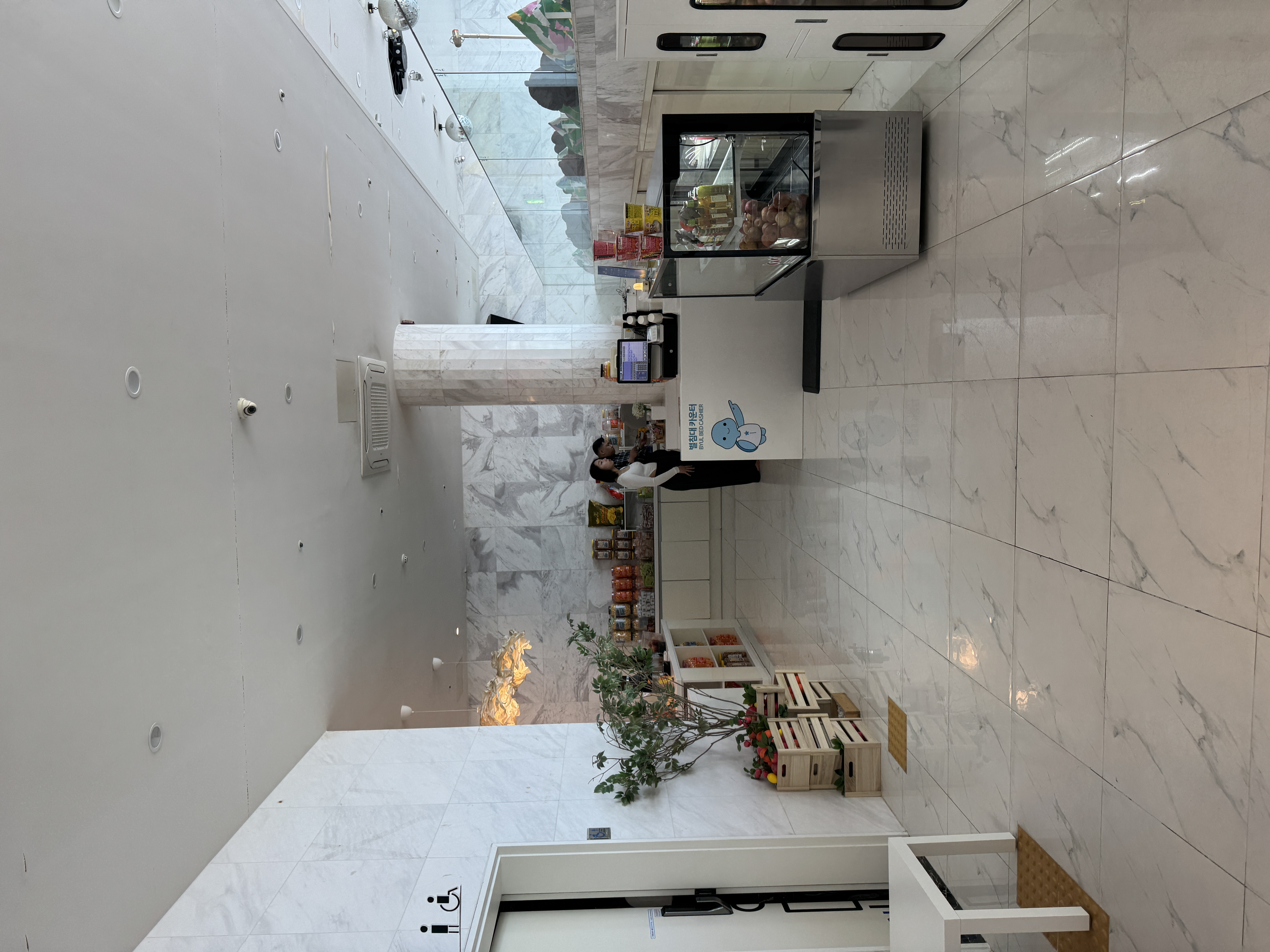 카페 별침대 내부와 상품 진열