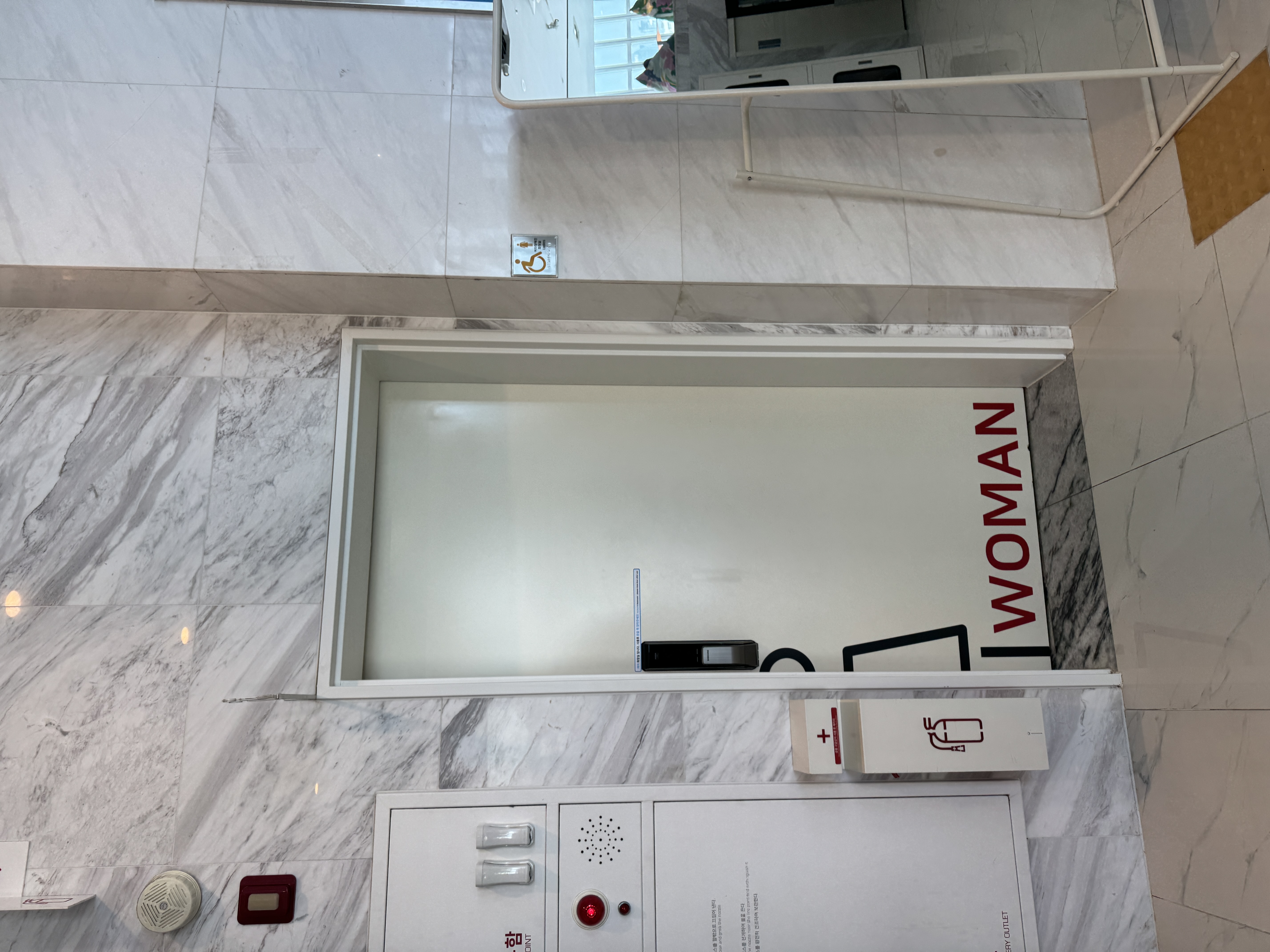 별침대 여성 화장실 입구