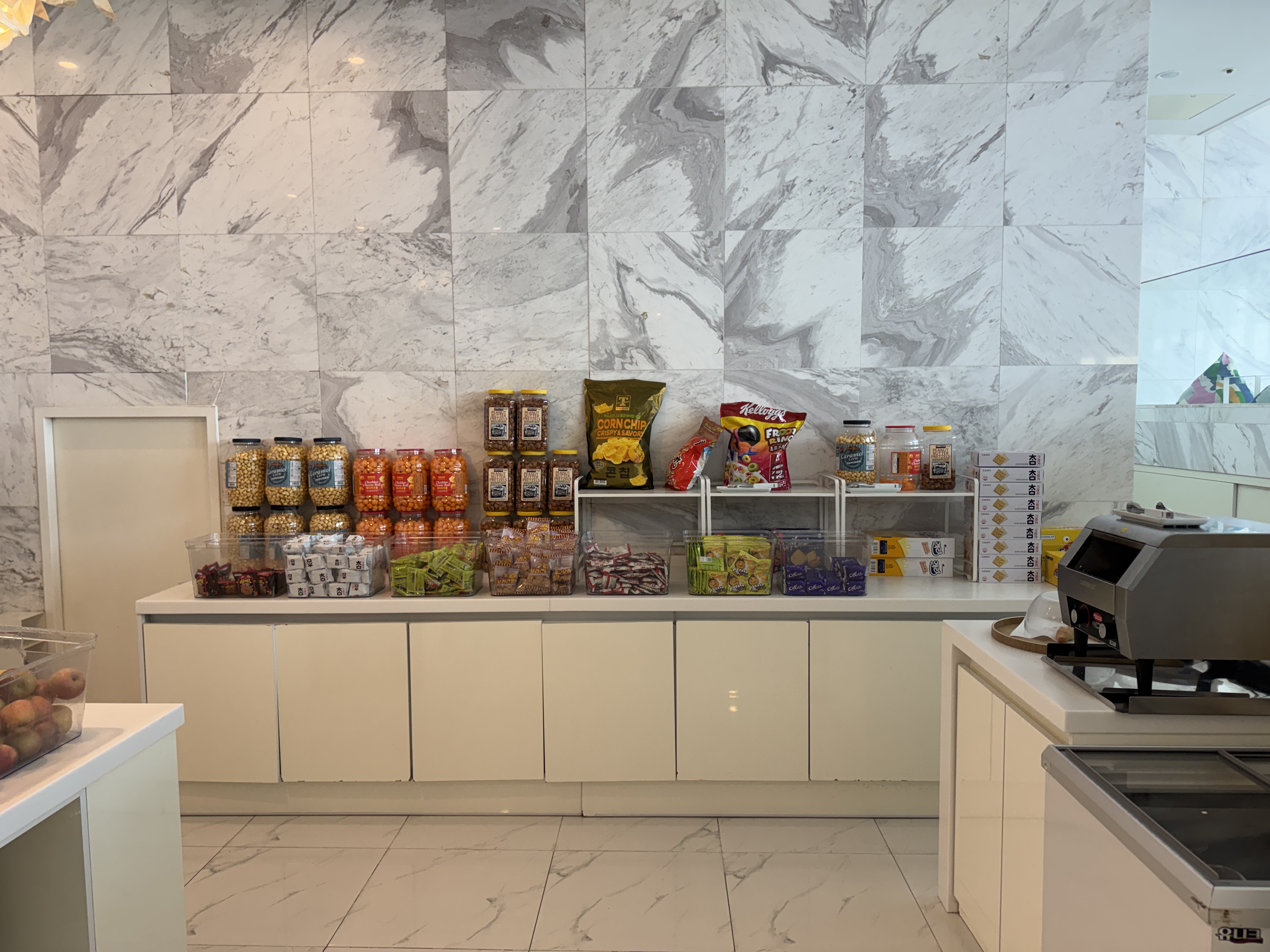 별침대 카페 간식 진열대