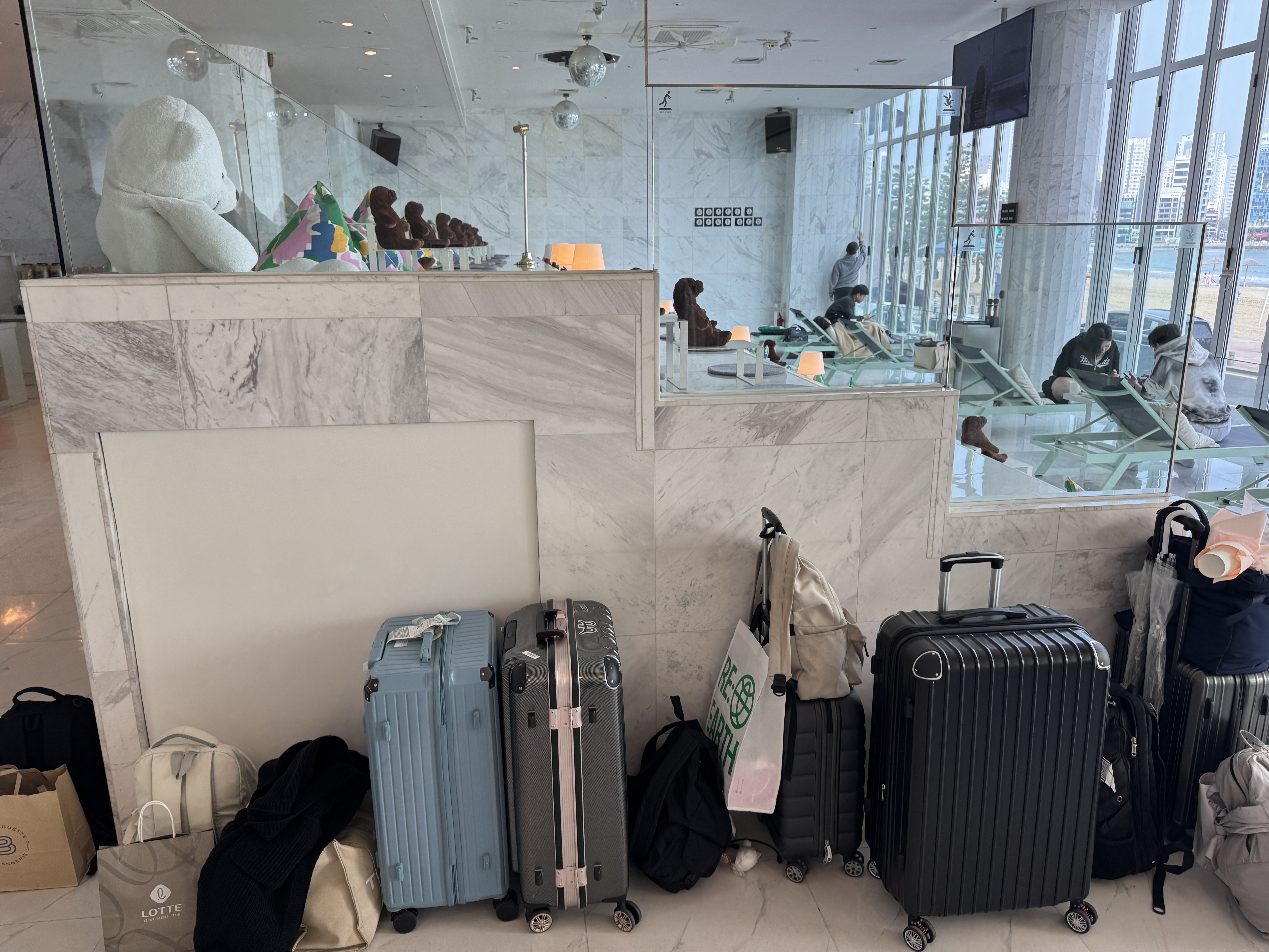 매장 입구 짐 보관 모습