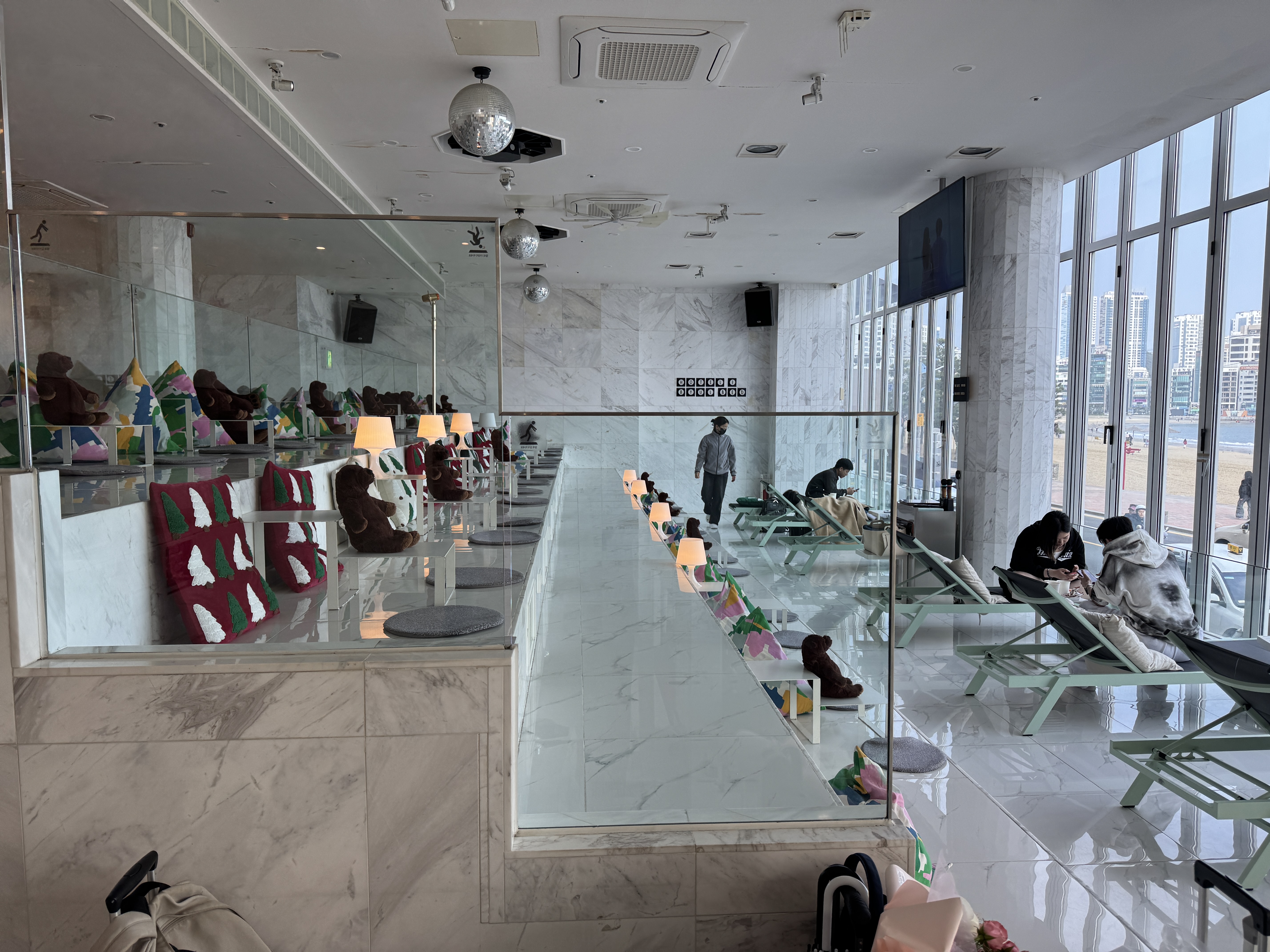 매장 내부 좌석 및 곰 인형