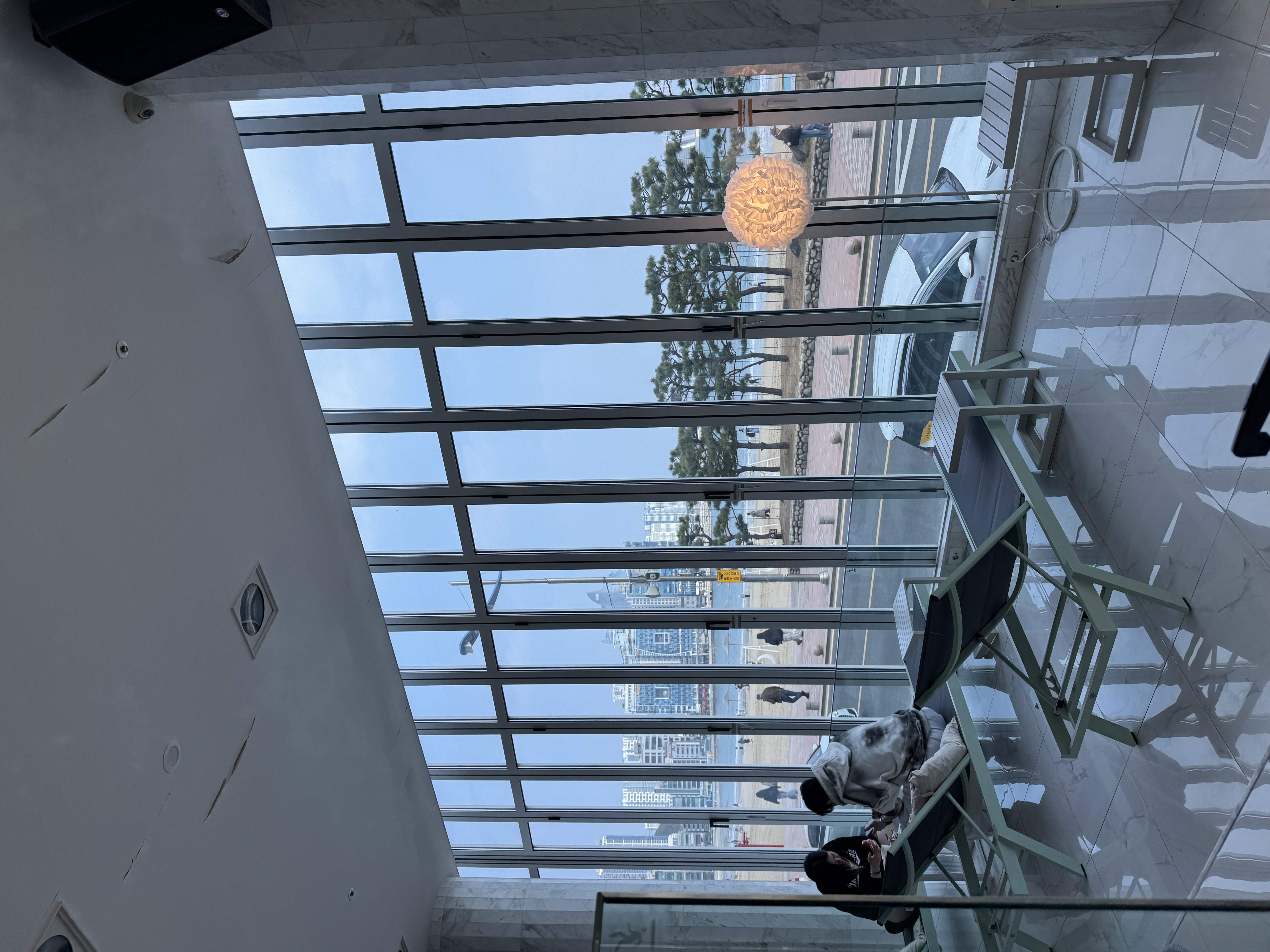 매장 내부 좌석과 바다 풍경