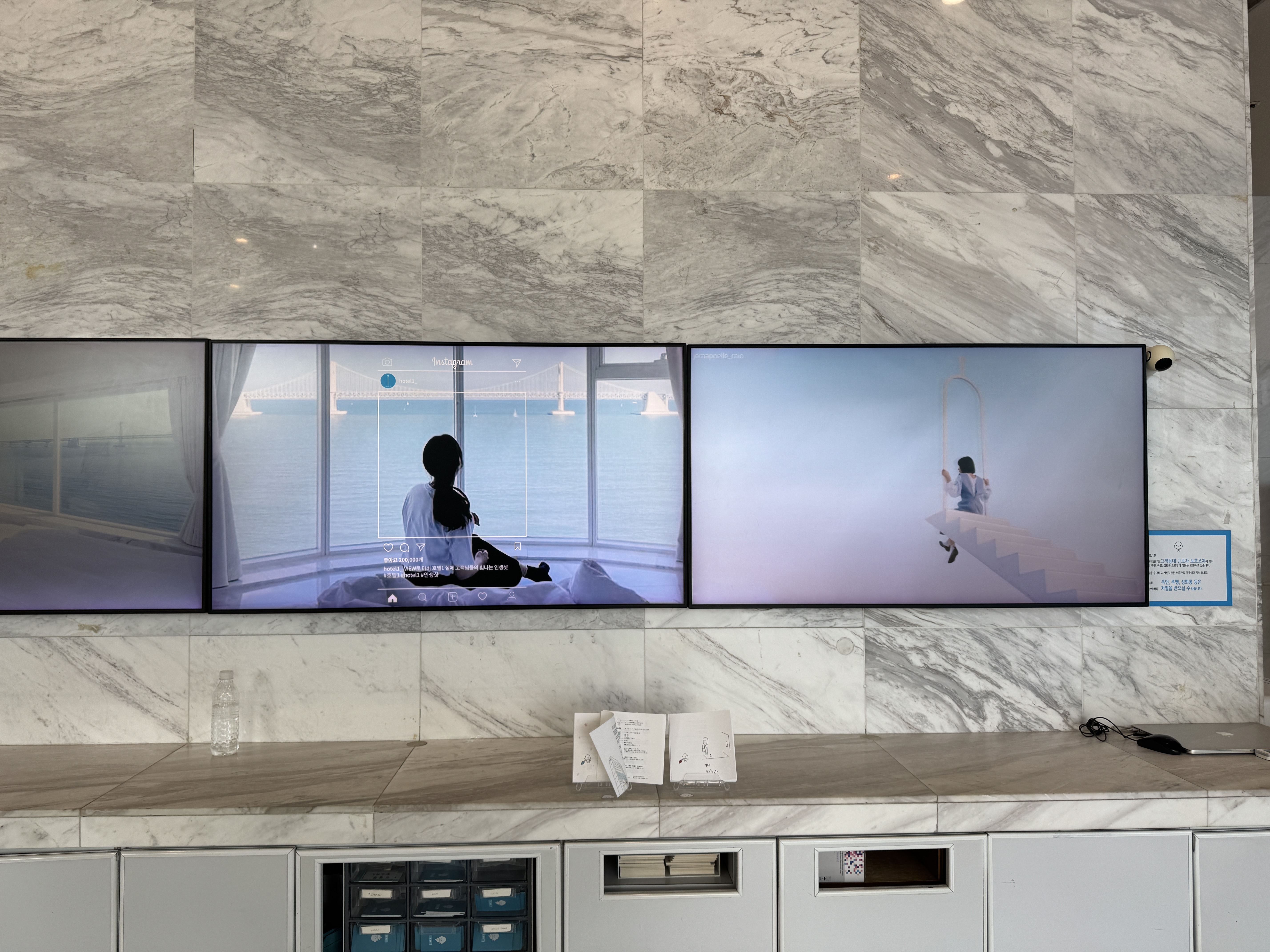 매장 내 대형 스크린 영상
