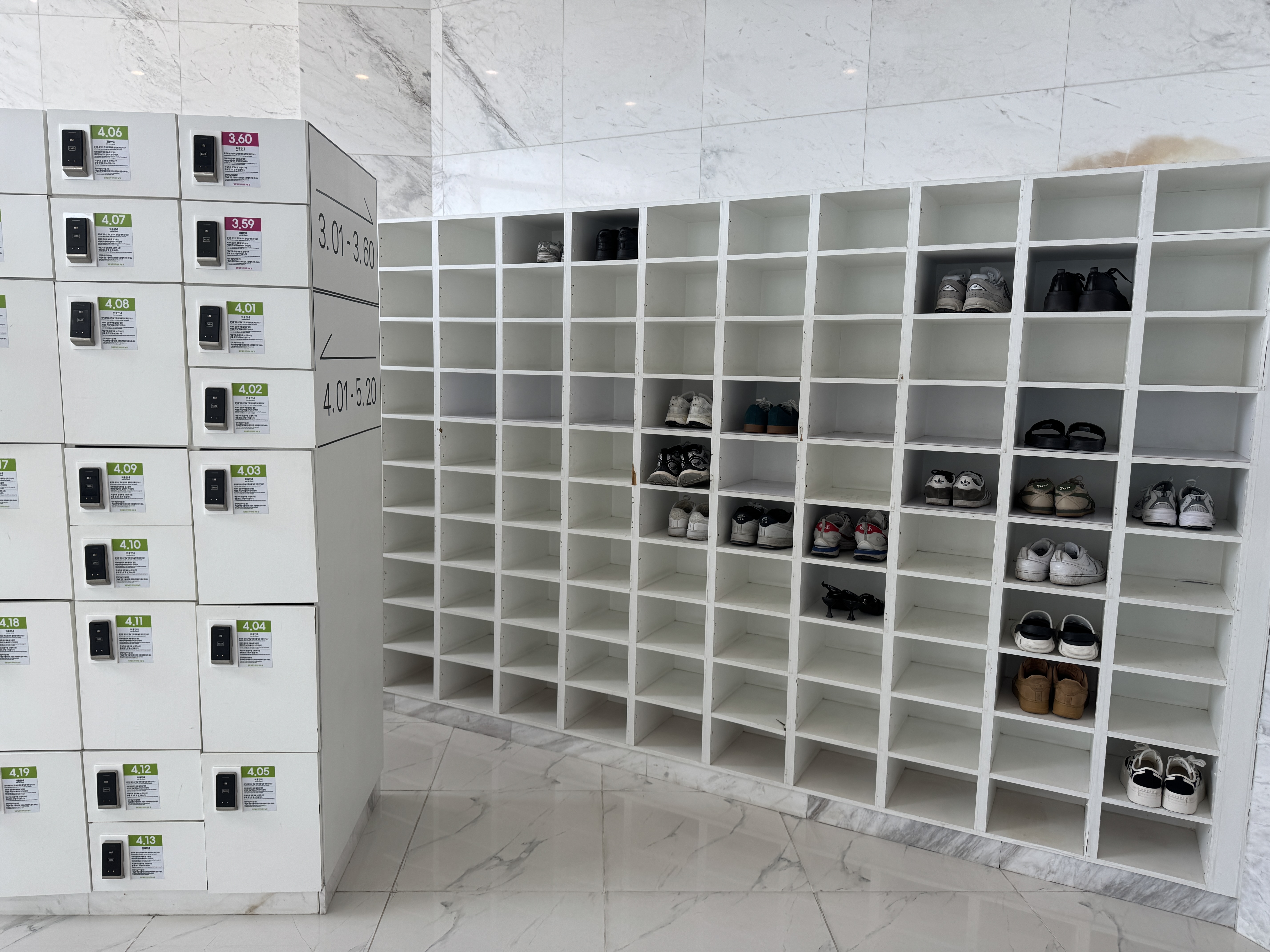 매장 내 신발장 및 보관함