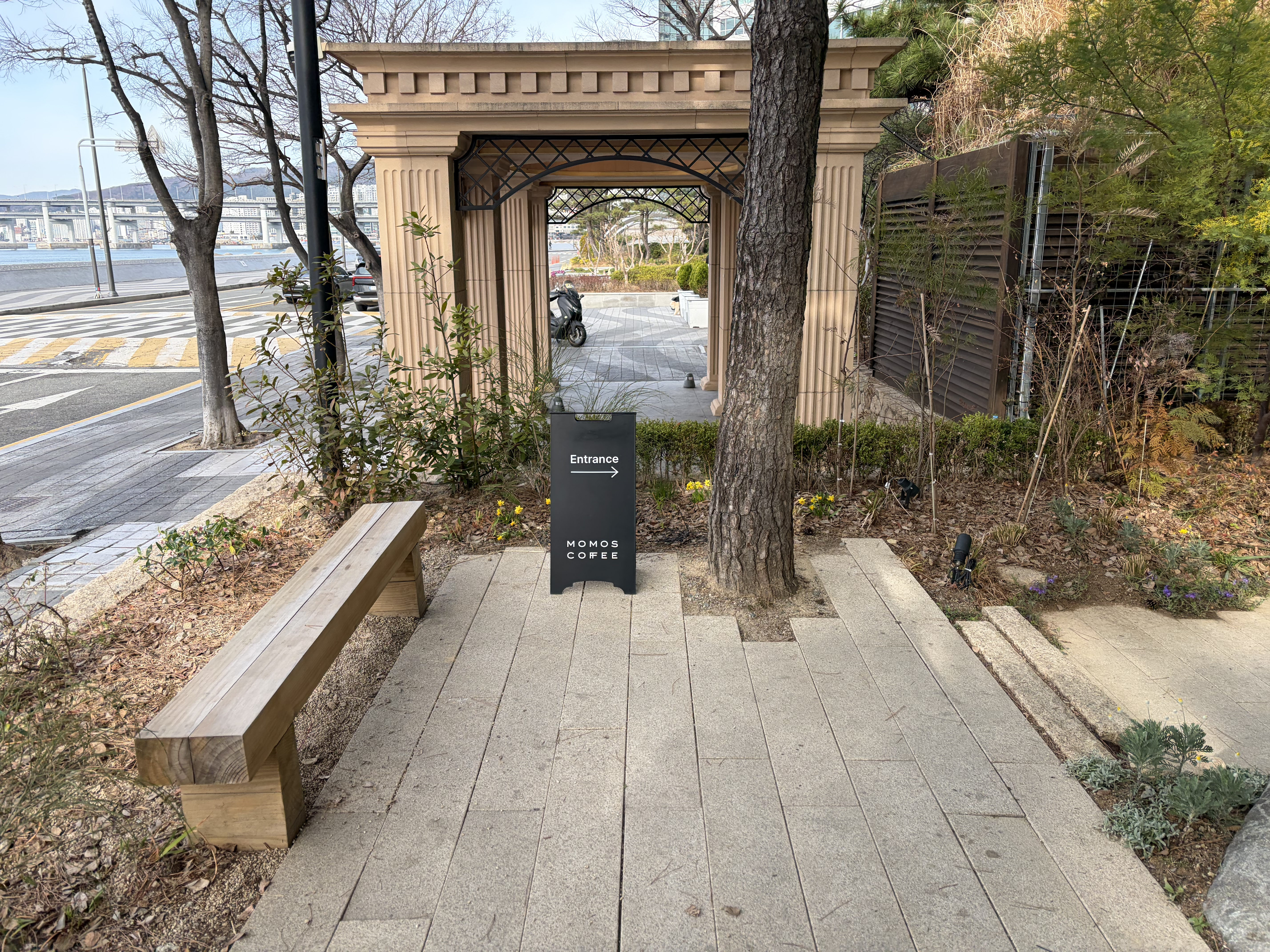 모모스커피 입구 표지판