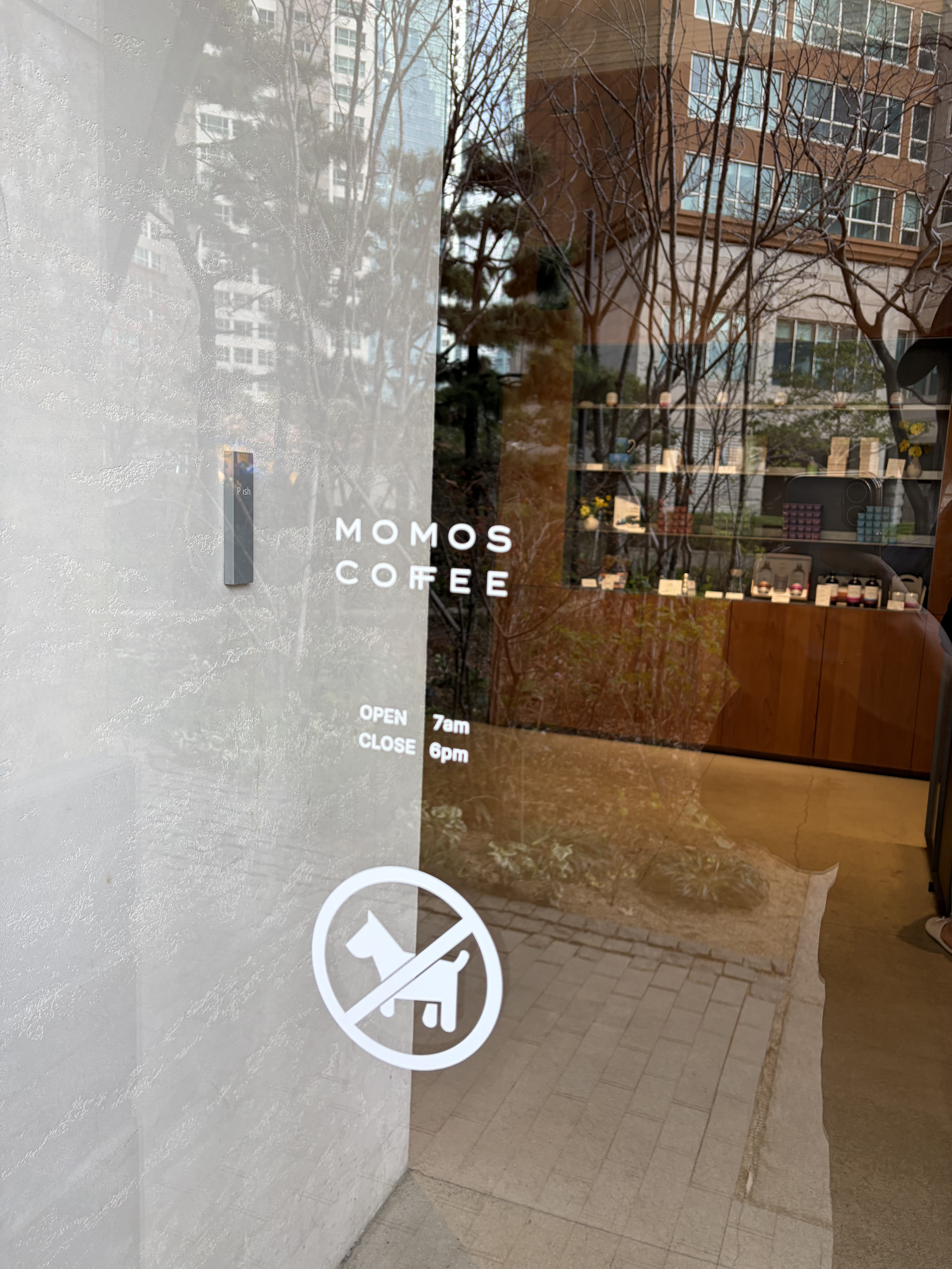 모모스커피 출입문 정보