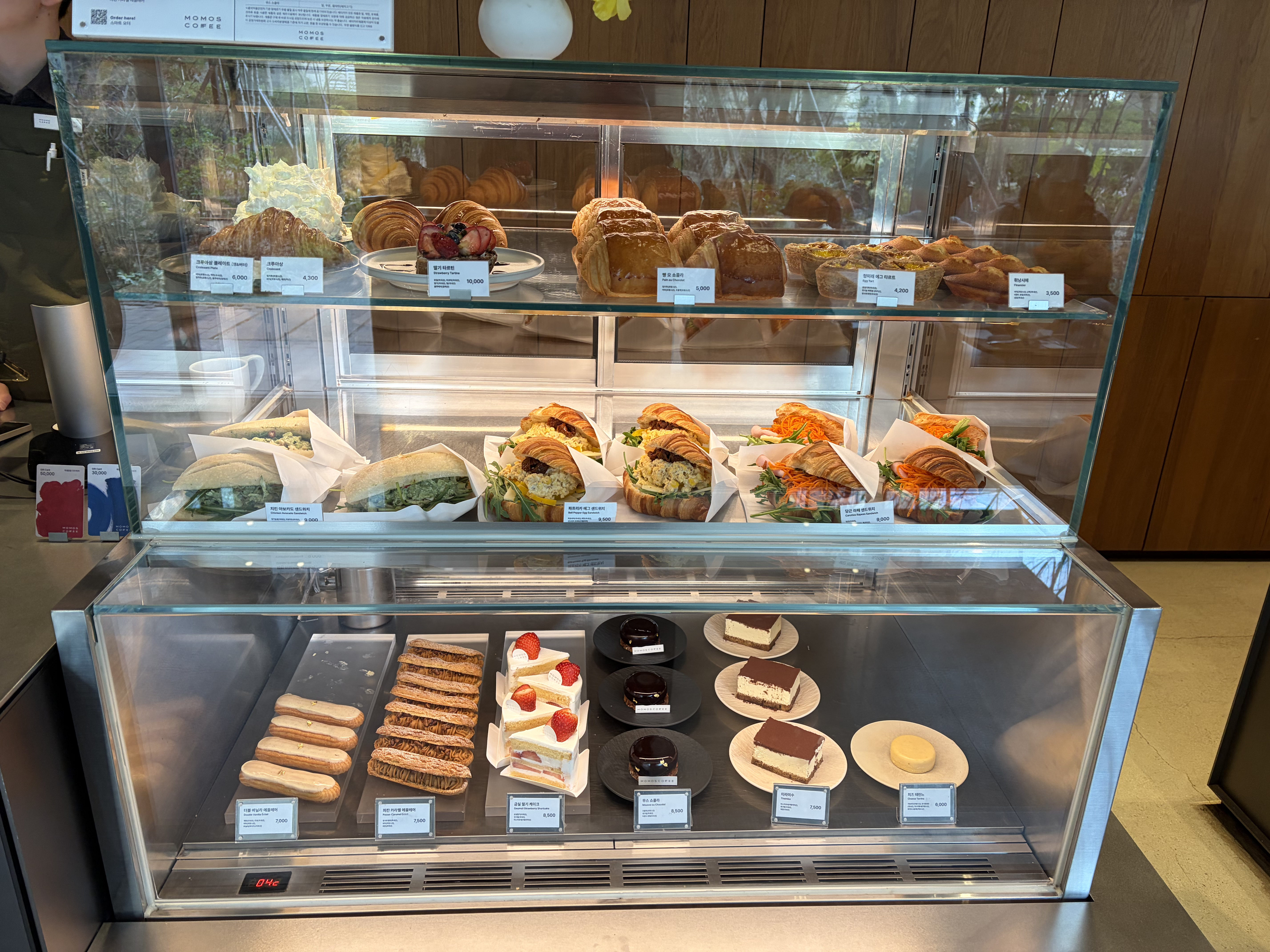 모모스커피 베이커리 진열