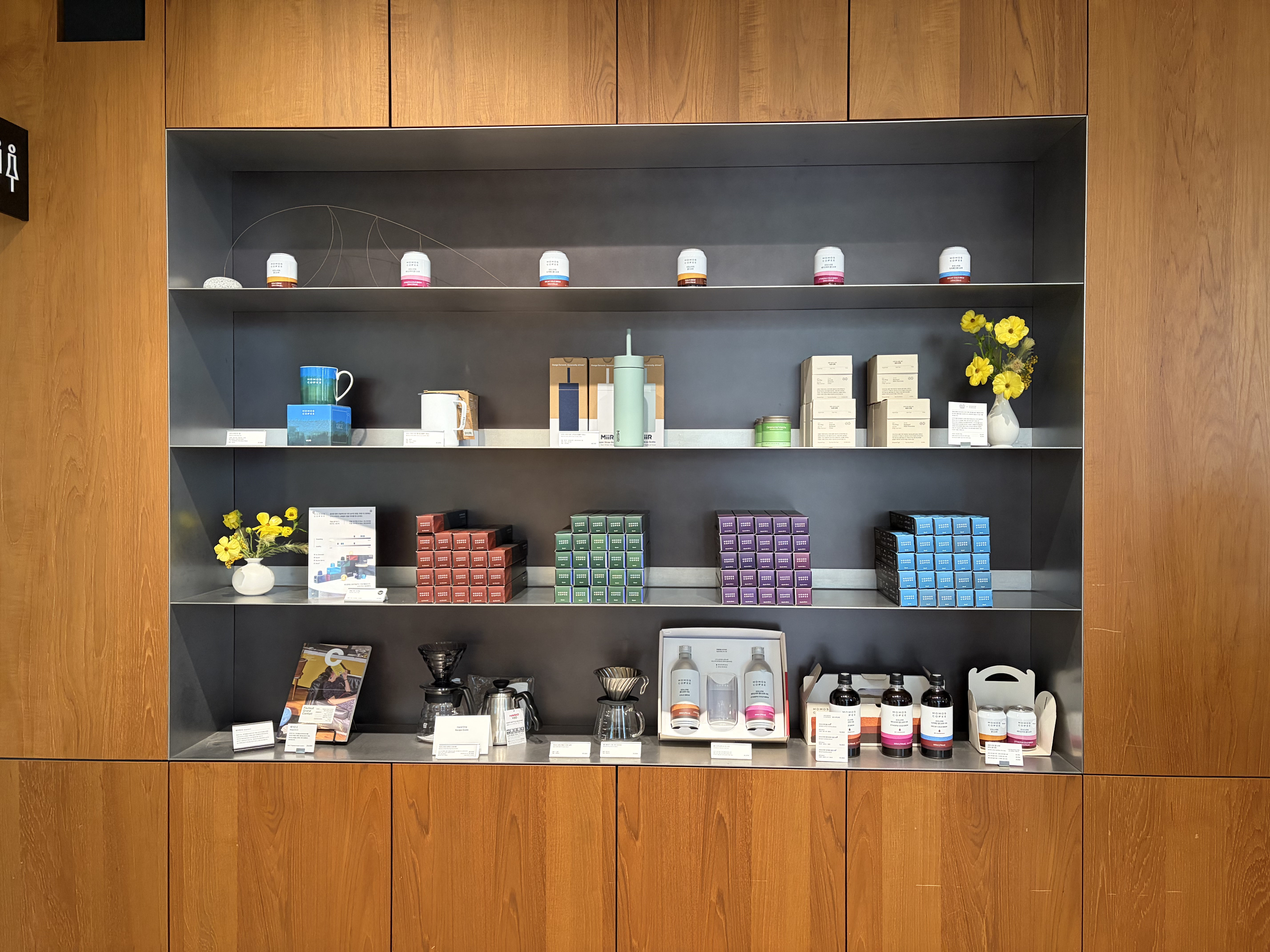모모스커피 굿즈와 원두 진열