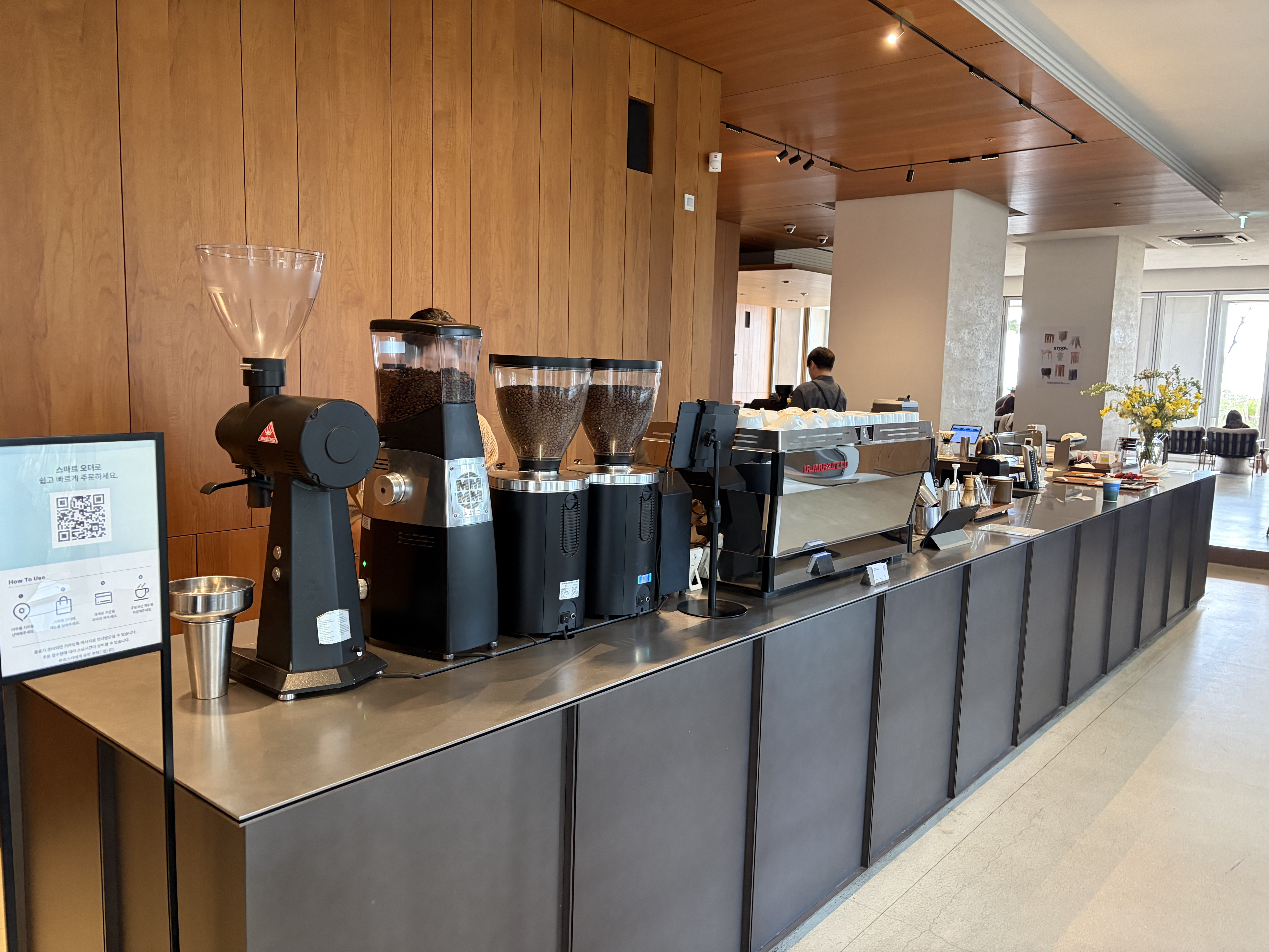 모모스커피 바 테이블