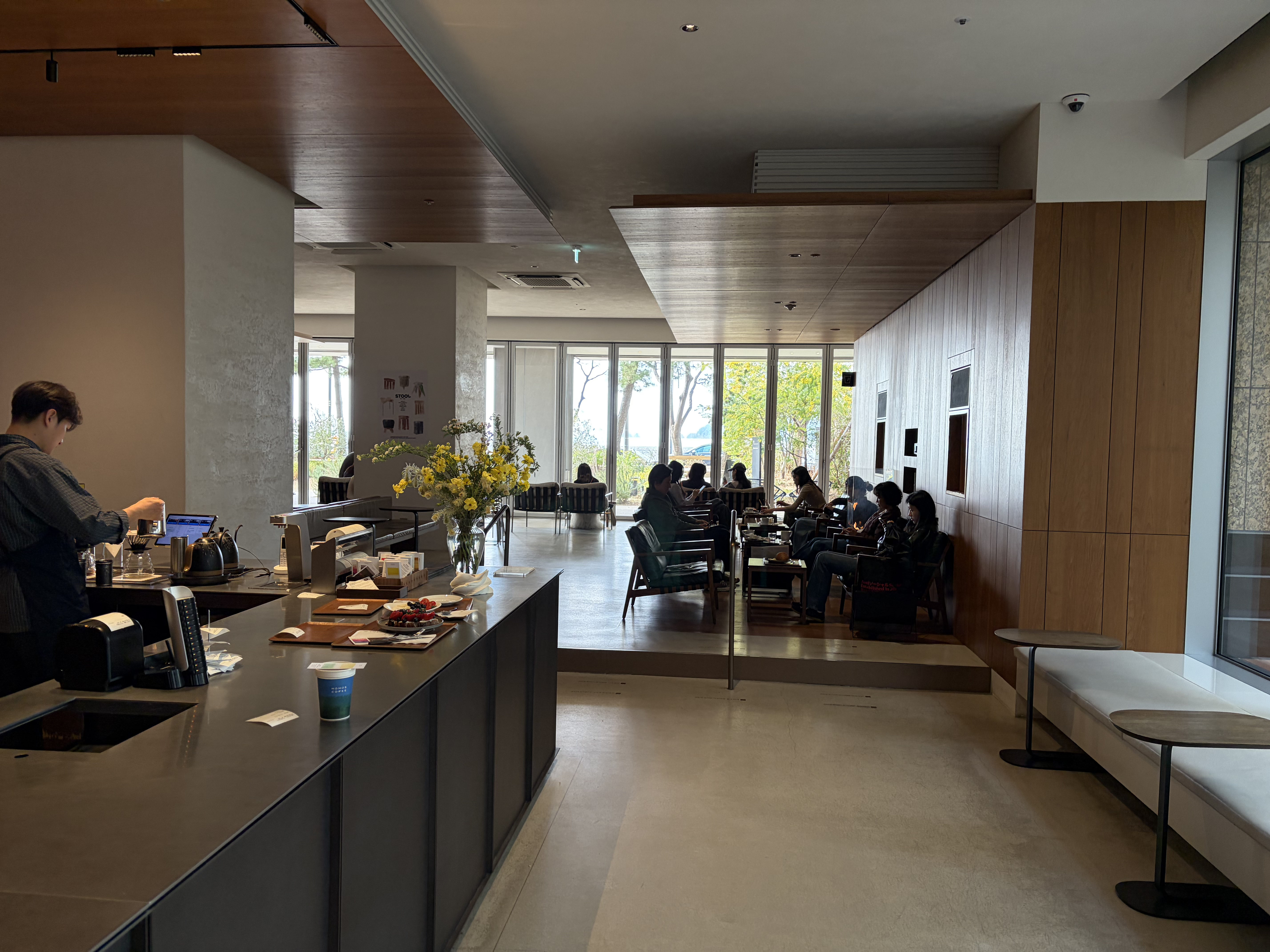 모모스커피 창가 좌석