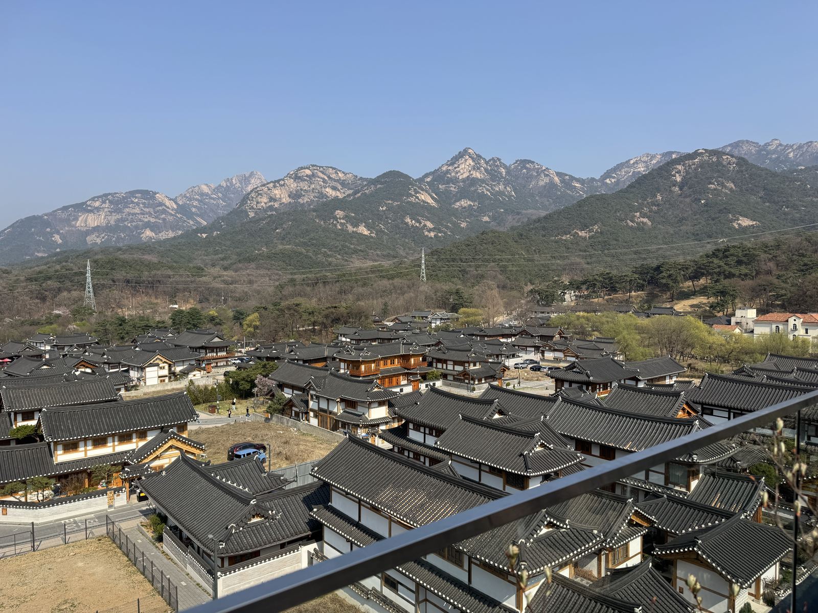 1인1잔 주변 마을과 산 전경