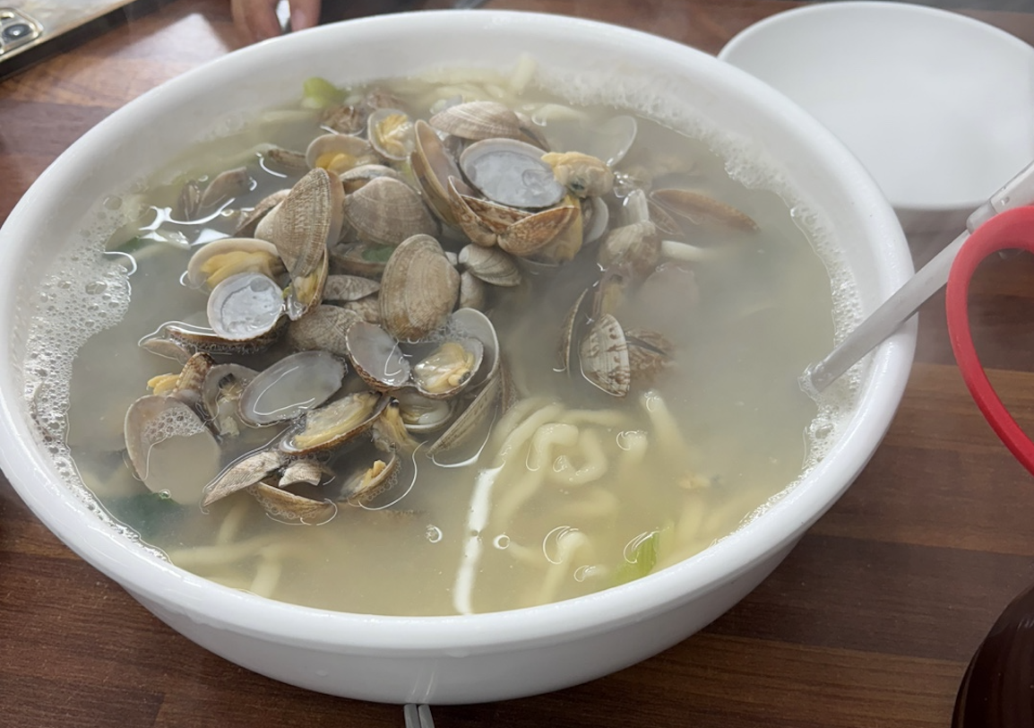 이가 바지락 손칼국수: 푸짐함과 깊은 국물의 조화
