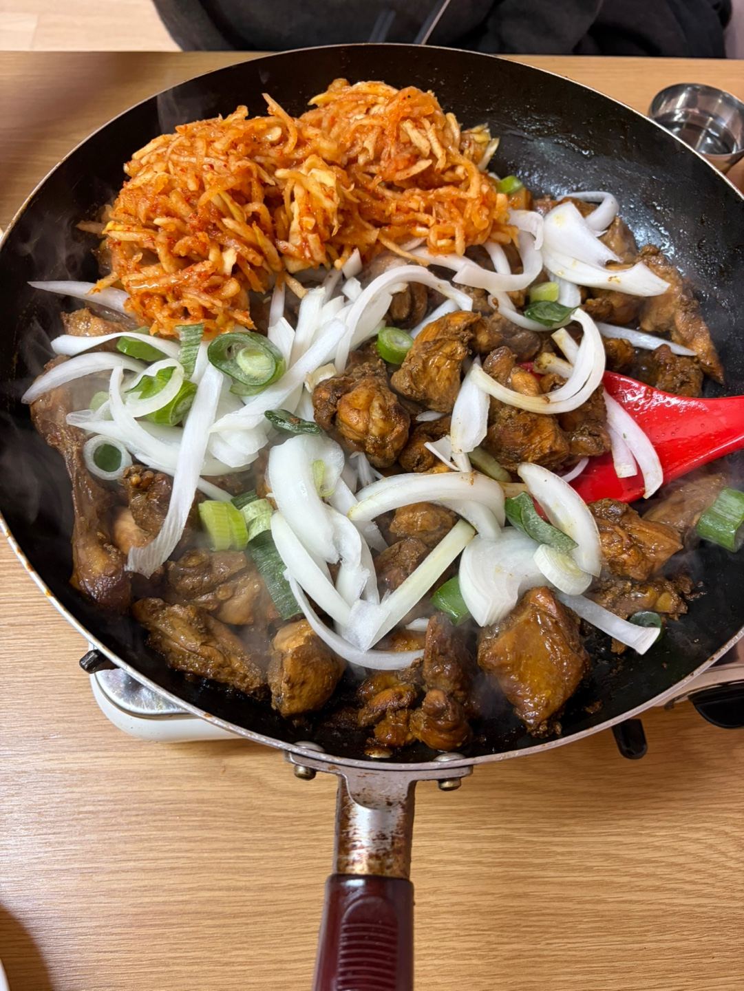 떡이 추가된 닭갈비